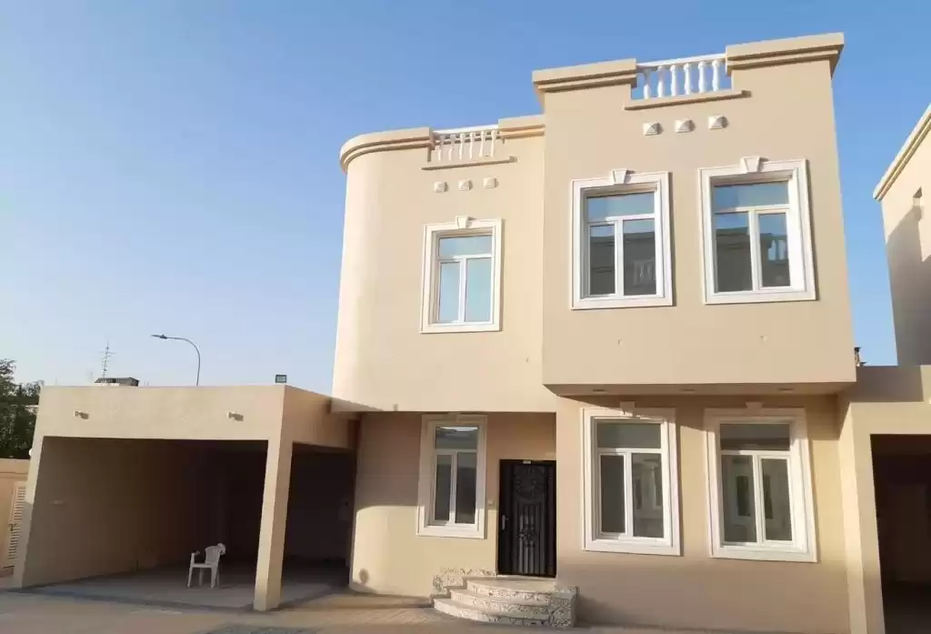 yerleşim Hazır Mülk 4+hizmetçi Yatak Odası U/F Site İçinde Villa  kiralık içinde Al Sadd , Doha #8347 - 1  image 